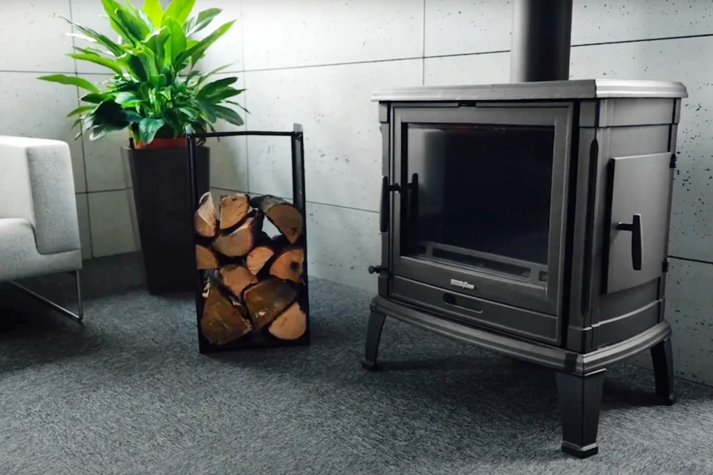 Toria peć na drva u dnevnoj sobi